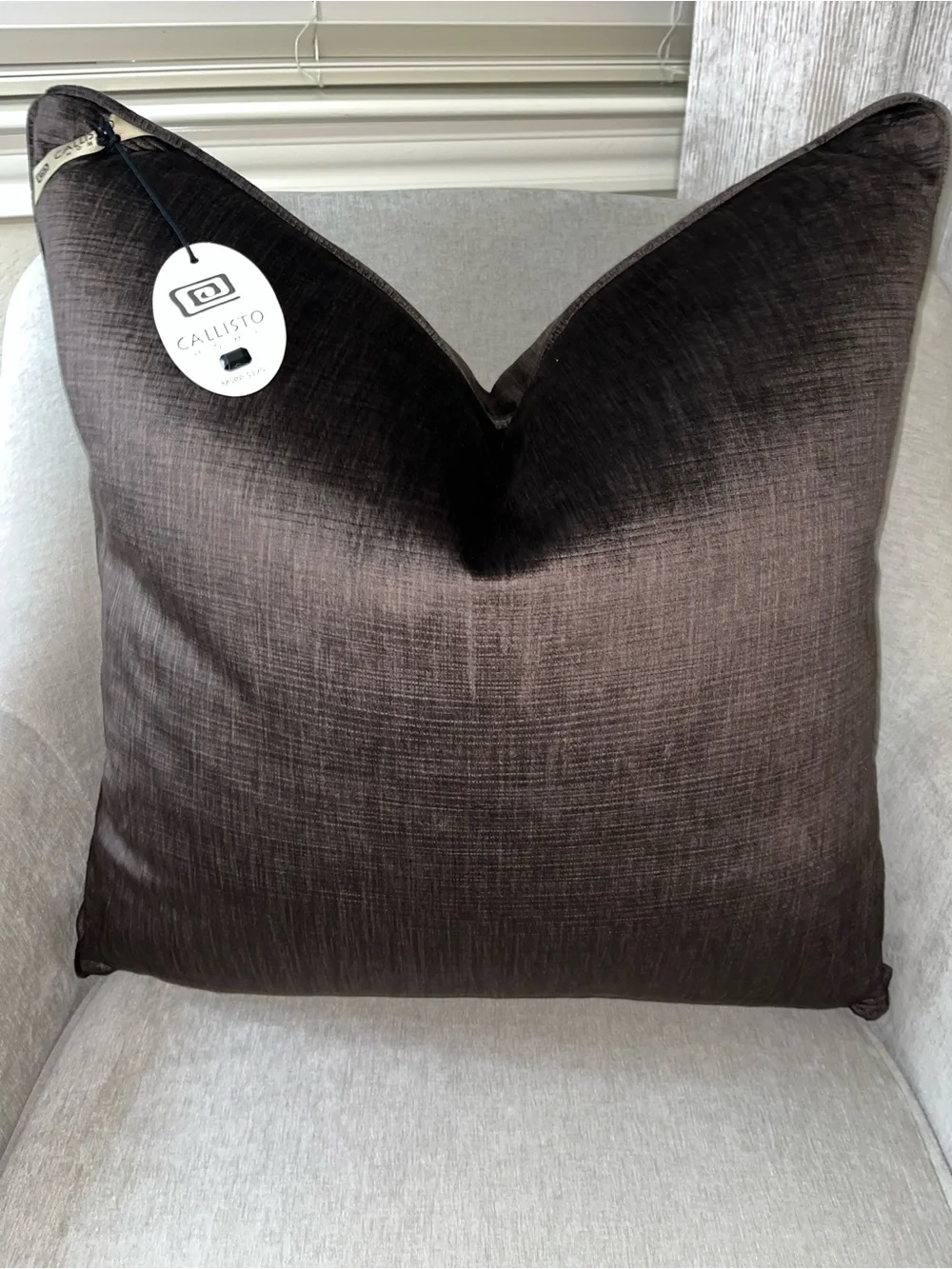 1-NWT CALLISTO HOME CHOCOLATE BROWN LUXURY VELVET DECORATIVE PILLOW (T0258F11)